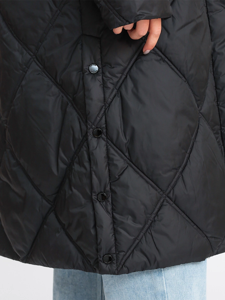 Черное стеганое пальто с капюшоном